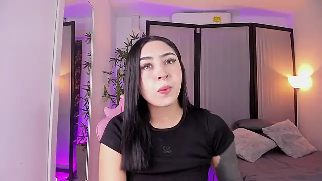 Snapshot of ChloeShade chatting on 10/31/25, 02:40 ChloeShade online show from 10/31/25, 02:40