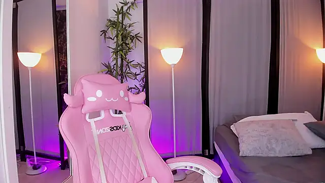 Snapshot of ChloeShade chatting on 11/25/25, 06:19 ChloeShade online show from 11/25/25, 06:19