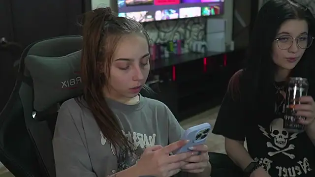 Snapshot of lis_silver chatting on 10/14/25, 03:35 lis silver online show from 10/14/25, 03:35