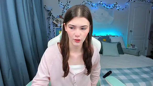 Snapshot of Zoe_Vee chatting on 10/23/25, 03:28 Zoe Vee online show from 10/23/25, 03:28