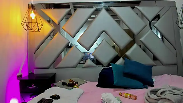 Lorenn Hill online show from 10/12/25, 01:43