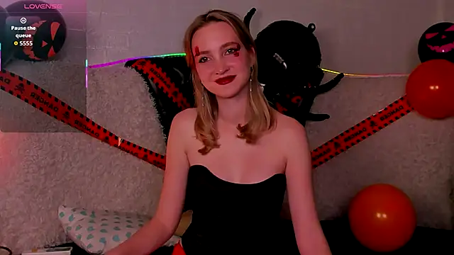 EllaBloom online show from 10/31/25, 04:08