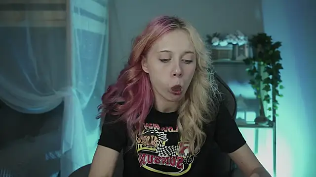 SakuraBliss online show from 10/22/25, 03:34