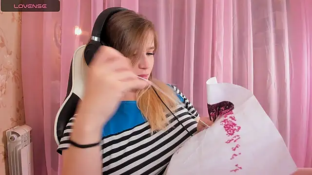 Snapshot of Anabel-Candy chatting on 10/19/25, 06:30 Anabel-Candy online show from 10/19/25, 06:30