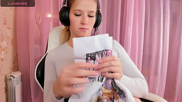 Snapshot of Anabel-Candy chatting on 10/24/25, 06:32 Anabel-Candy online show from 10/24/25, 06:32