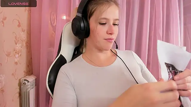 Snapshot of Anabel-Candy chatting on 10/25/25, 06:35 Anabel-Candy online show from 10/25/25, 06:35