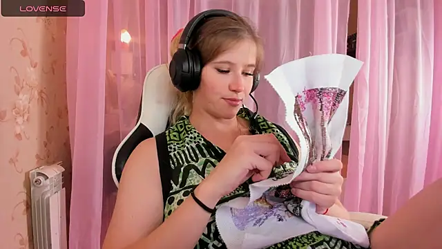 Snapshot of Anabel-Candy chatting on 10/28/25, 06:21 Anabel-Candy online show from 10/28/25, 06:21