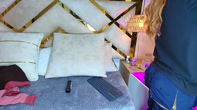 Scarlett Vegaa online show from 10/27/25, 11:03