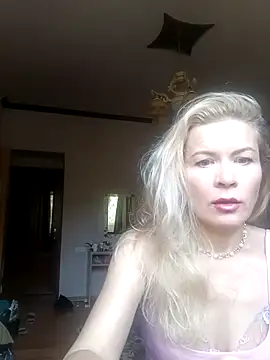 Julia Giulia online show from 10/03/25, 10:45