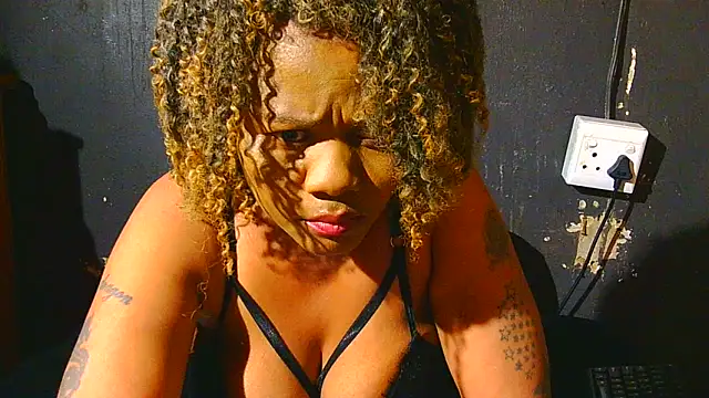 Snapshot of Augustine-Blooomxx chatting on 10/20/25, 12:33 Augustine-Blooomxx online show from 10/20/25, 12:33