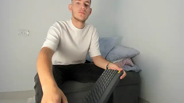 lara and danny online show from 10/23/25, 02:38