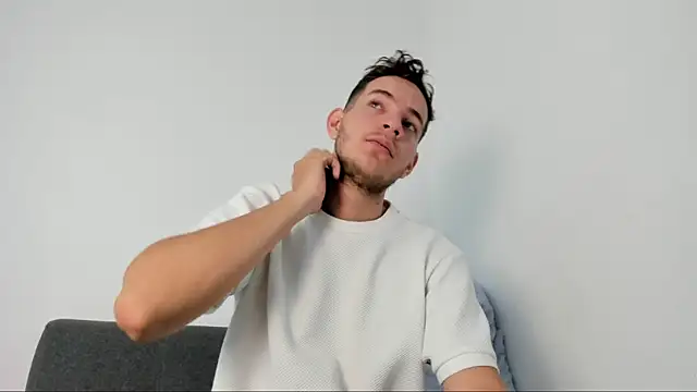 lara and danny online show from 10/31/25, 01:56