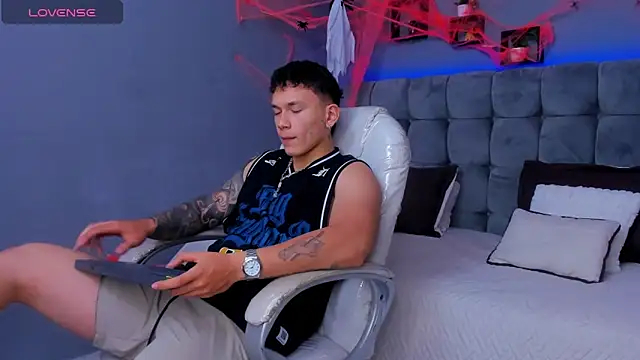 Thomas moon online show from 10/13/25, 07:36