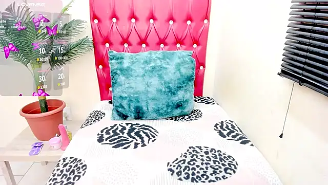 Strawberry Lips online show from 10/15/25, 04:23