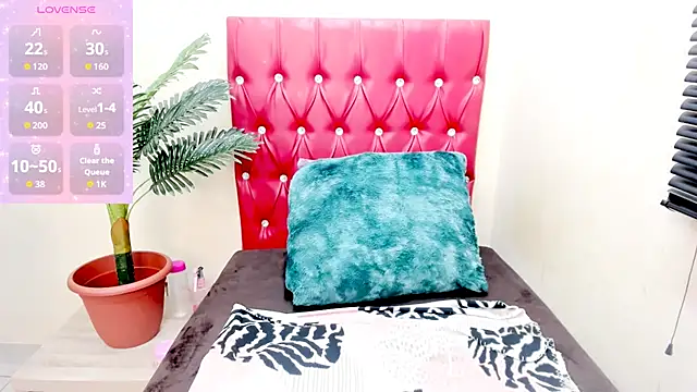 Strawberry Lips online show from 11/06/25, 05:30