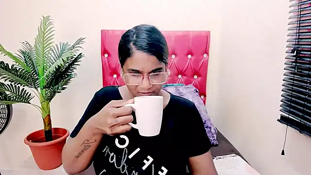 Strawberry Lips online show from 11/19/25, 06:02