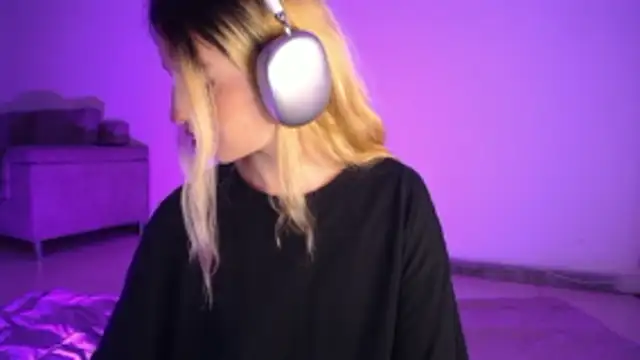 Alina Lee t online show from 11/15/25, 03:37