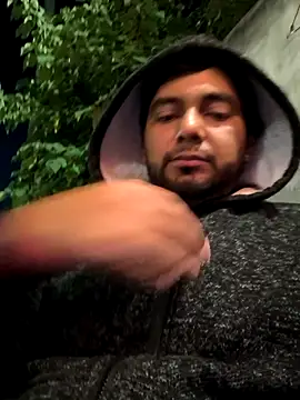 Snapshot of Luis77020192 chatting on 11/12/25, 04:35 Luis77020192 online show from 11/12/25, 04:35