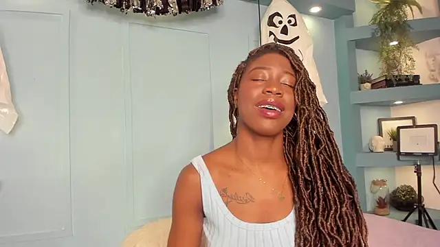 Snapshot of MichellePose chatting on 10/04/25, 12:36 MichellePose online show from 10/04/25, 12:36