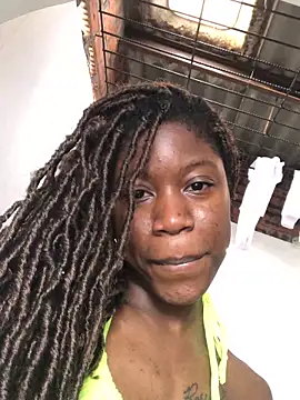 Snapshot of MichellePose chatting on 10/23/25, 09:46 MichellePose online show from 10/23/25, 09:46