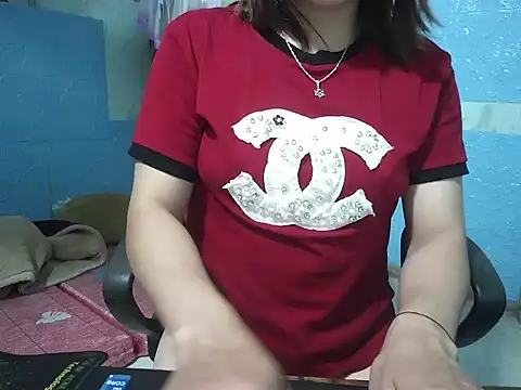Snapshot of Xue_weng chatting on 09/15/25, 12:43 Xue weng online show from 09/15/25, 12:43