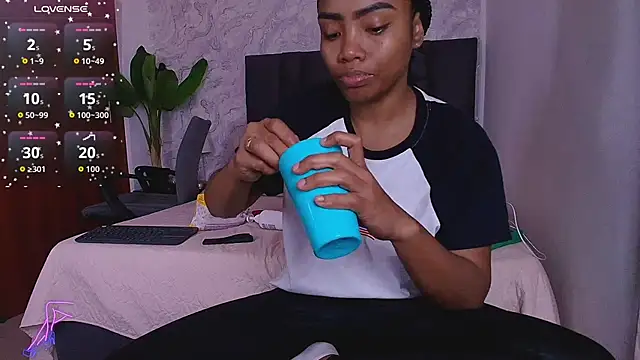 Snapshot of mishell- chatting on 10/16/25, 07:04 mishell- online show from 10/16/25, 07:04