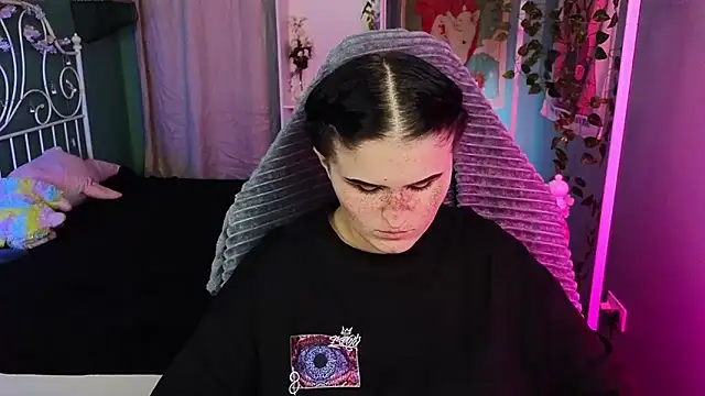 Snapshot of Dark_Shine chatting on 10/15/25, 05:51 Dark Shine online show from 10/15/25, 05:51