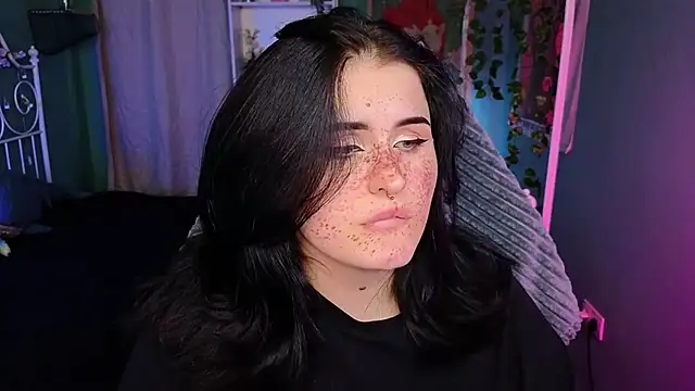 Snapshot of Dark_Shine chatting on 10/18/25, 05:32 Dark Shine online show from 10/18/25, 05:32