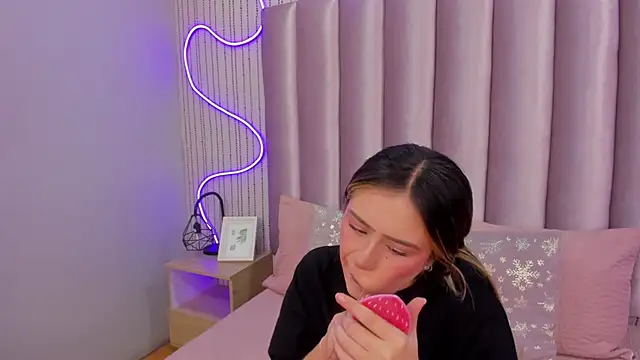 SamanthaPeachss online show from 11/18/25, 12:20