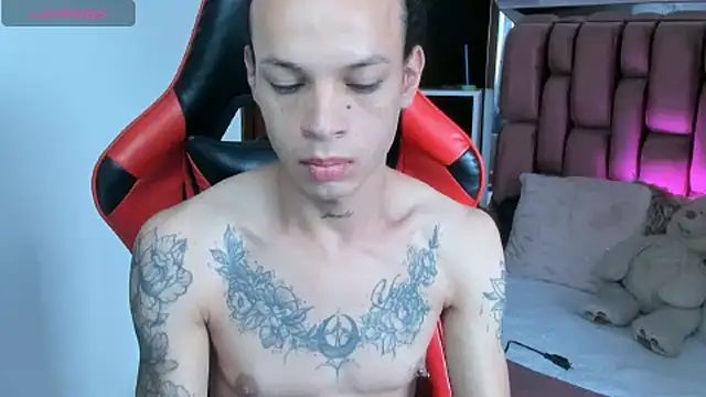 Snapshot of sara_slut21 chatting on 03/18/25, 06:04 sara slut21 online show from 03/18/25, 06:04