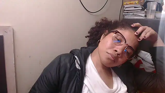 Snapshot of madelene chatting on 02/18/25, 01:32 madelene online show from 02/18/25, 01:32