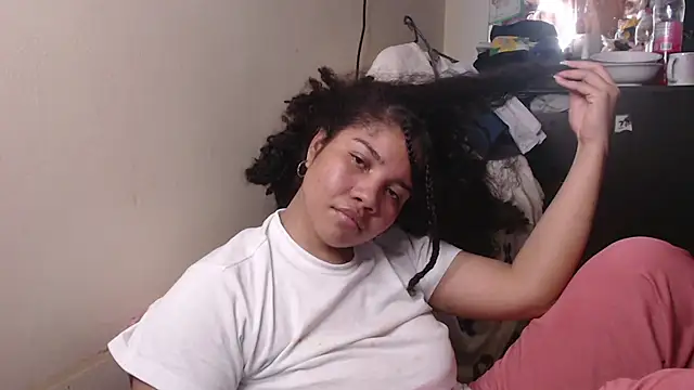 Snapshot of madelene chatting on 03/18/25, 04:15 madelene online show from 03/18/25, 04:15