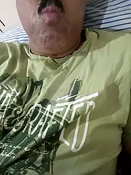 Snapshot of moonflower25 chatting on 11/01/25, 01:40 moonflower25 online show from 11/01/25, 01:40