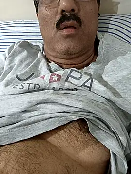 Snapshot of moonflower25 chatting on 11/03/25, 08:32 moonflower25 online show from 11/03/25, 08:32