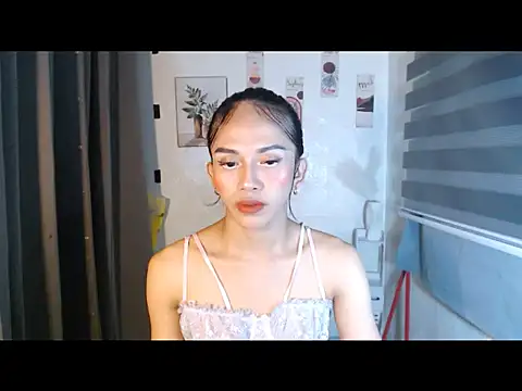 Snapshot of LauraSoHot chatting on 09/10/25, 01:22 LauraSoHot online show from 09/10/25, 01:22