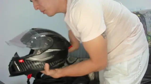 Snapshot of Mike3Xxx chatting on 10/07/25, 12:08 Mike3Xxx online show from 10/07/25, 12:08