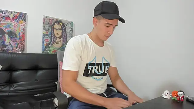 Snapshot of Mike3Xxx chatting on 10/20/25, 01:17 Mike3Xxx online show from 10/20/25, 01:17