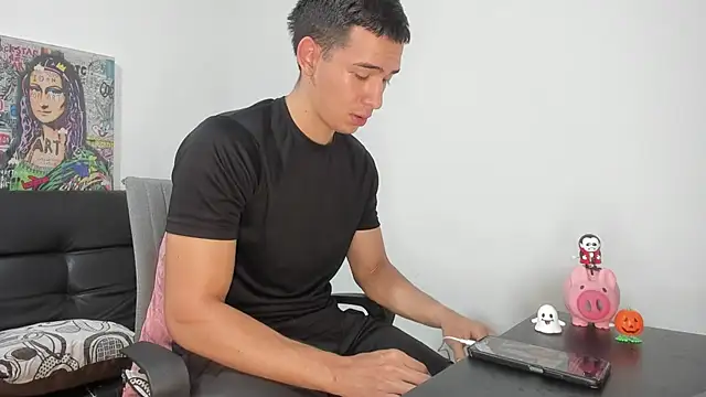 Snapshot of Mike3Xxx chatting on 10/29/25, 12:46 Mike3Xxx online show from 10/29/25, 12:46