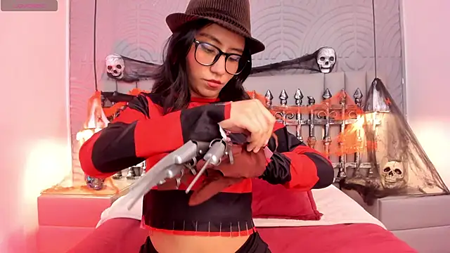 eviegothel  online show from 10/31/25, 08:32