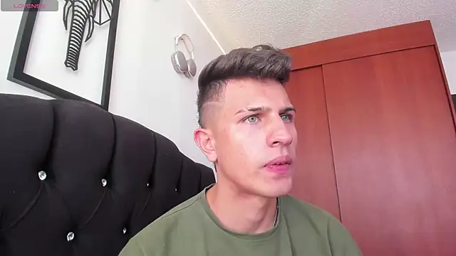 Snapshot of kevin_ahss chatting on 11/22/25, 08:30 kevin ahss online show from 11/22/25, 08:30