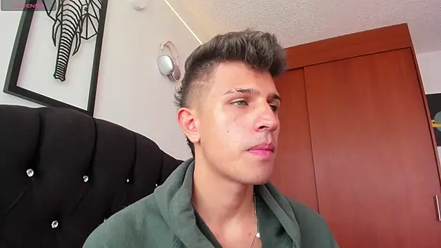 Snapshot of kevin_ahss chatting on 11/26/25, 04:30 kevin ahss online show from 11/26/25, 04:30