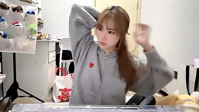 Snapshot of Ann-cookie chatting on 11/25/25, 03:01 Ann-cookie online show from 11/25/25, 03:01