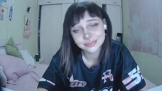 Snapshot of SineKiraReal chatting on 10/06/25, 11:07 SineKiraReal online show from 10/06/25, 11:07