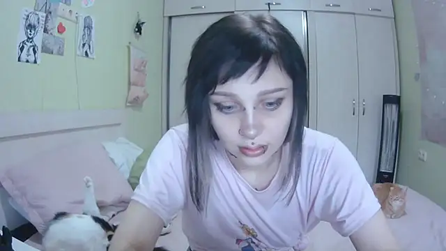 Snapshot of SineKiraReal chatting on 10/10/25, 10:25 SineKiraReal online show from 10/10/25, 10:25