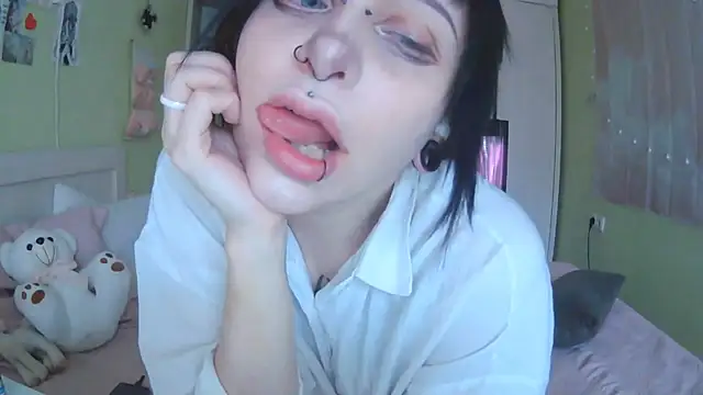 Snapshot of SineKiraReal chatting on 10/14/25, 10:27 SineKiraReal online show from 10/14/25, 10:27