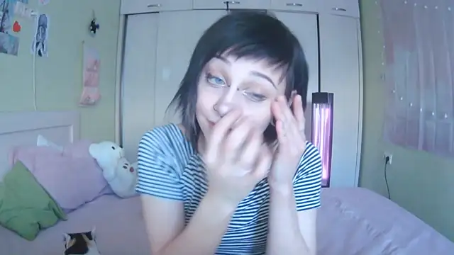 Snapshot of SineKiraReal chatting on 10/15/25, 09:20 SineKiraReal online show from 10/15/25, 09:20