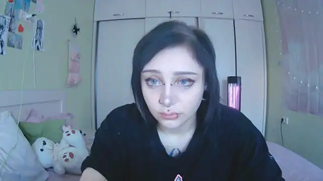 Snapshot of SineKiraReal chatting on 10/17/25, 10:29 SineKiraReal online show from 10/17/25, 10:29