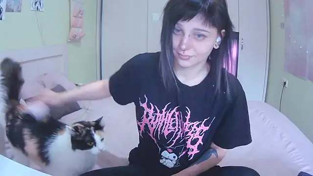 Snapshot of SineKiraReal chatting on 10/20/25, 10:27 SineKiraReal online show from 10/20/25, 10:27