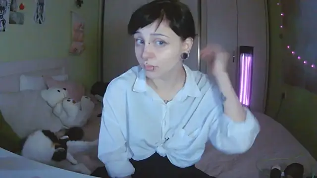 Snapshot of SineKiraReal chatting on 10/21/25, 11:00 SineKiraReal online show from 10/21/25, 11:00