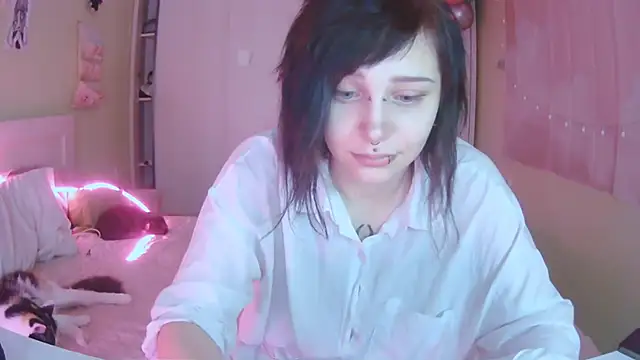 Snapshot of SineKiraReal chatting on 10/24/25, 10:44 SineKiraReal online show from 10/24/25, 10:44